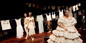 teatterikorkeakoulu esitys nainen pyykkiä mies